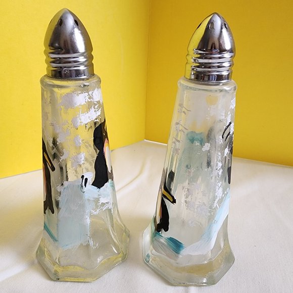 VINTAGE CLEAR GLASS SALT & PEPPER SHAKERS HAND PAINTED Penguin Design 🐧 Unused - Picture 5 of 13